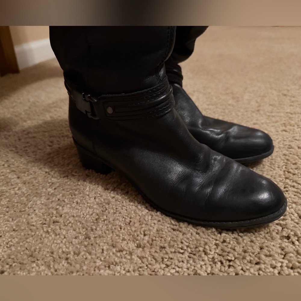 Elegant Black Heeled Boots - Picture 3 of 7